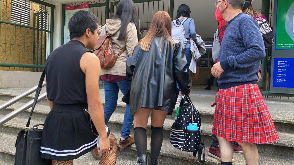 Los alumnos y maestros se presentaron a clases vestidos con faldas en Veracruz | Especial