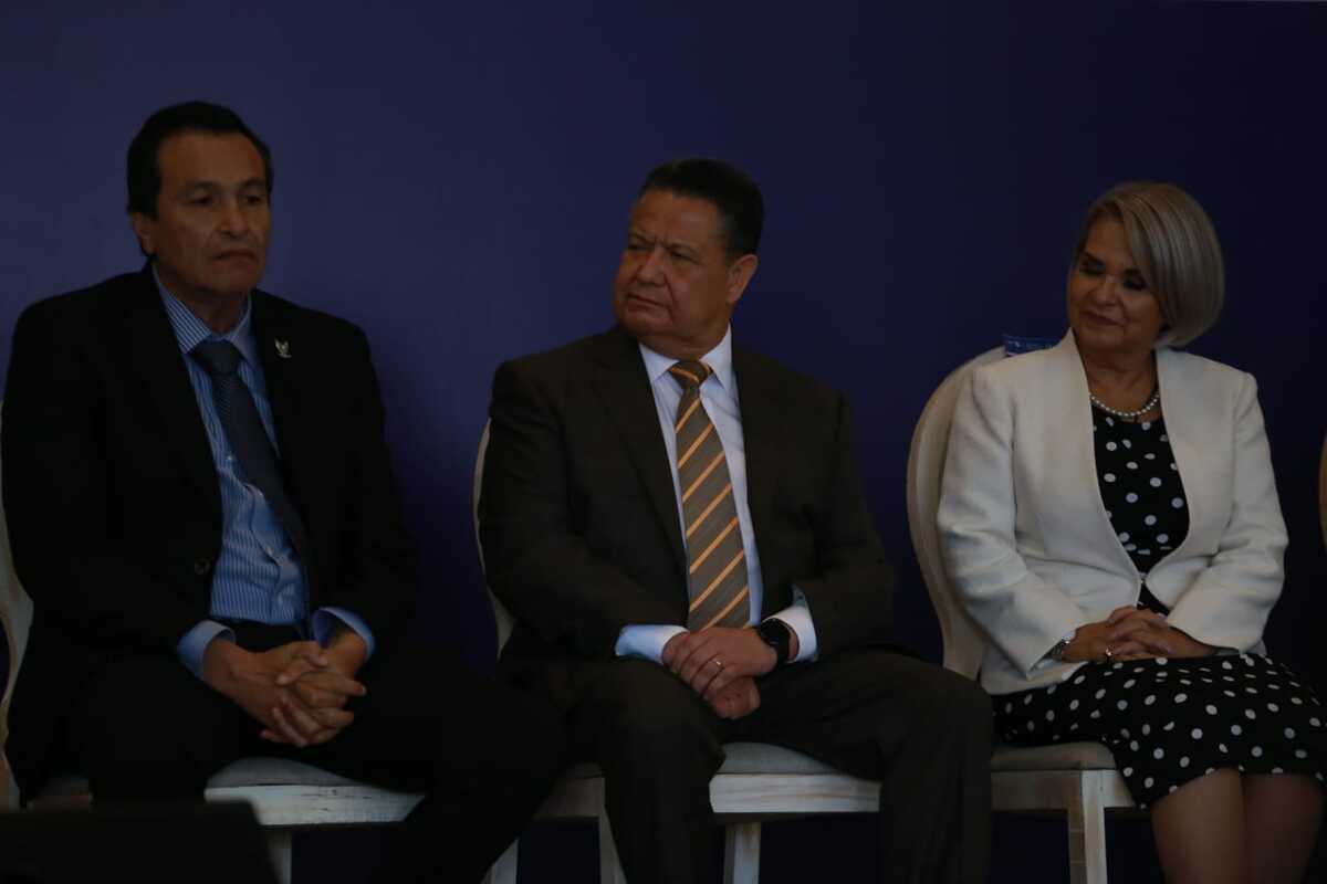 Álvaro Bardales, el gobernador Julio Menchaca y la presidenta del Tribunal, Rebeca Aladro. (Jorge Sánchez)