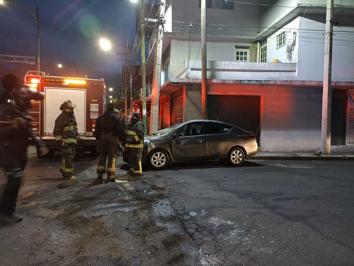 El conductor resultó ileso tras volcar en su automóvil | Enrique Luna
