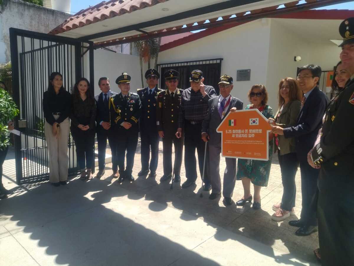 Corte de listón de la Casa de Roberto Sierra Barbosa (Enrique Vázquez)