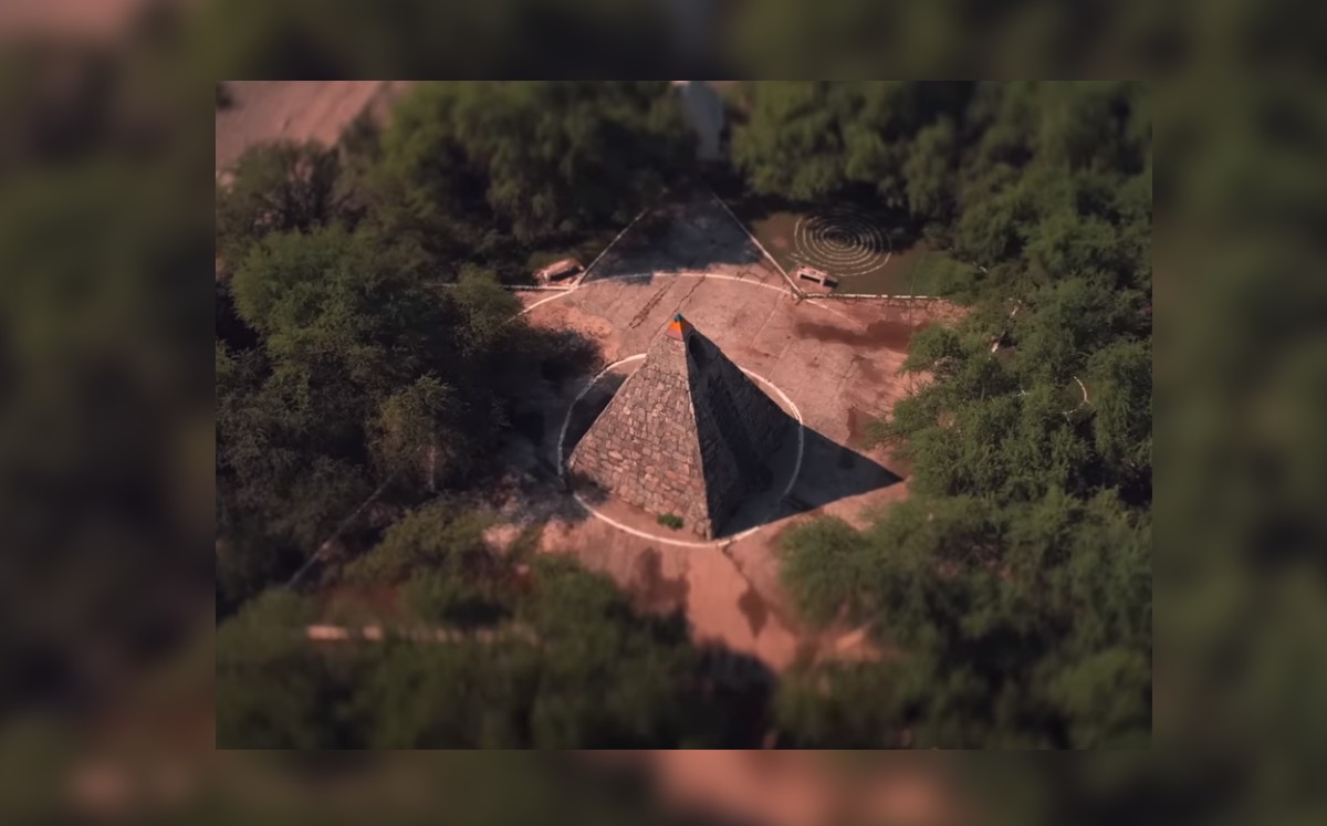 En el desierto de Coahuila se sitúa una enigmática construcción. (Especial)