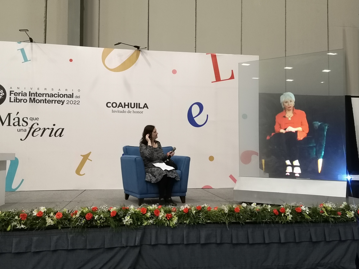 La escritora se presentó a través de un holograma en la Feria Internacional del Libro de Monterrey. (Foto: Vicente Gutiérrez)