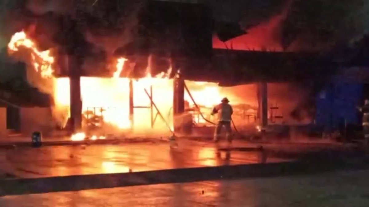 Incendio en tienda de conveniencia, León | Foto: Especial