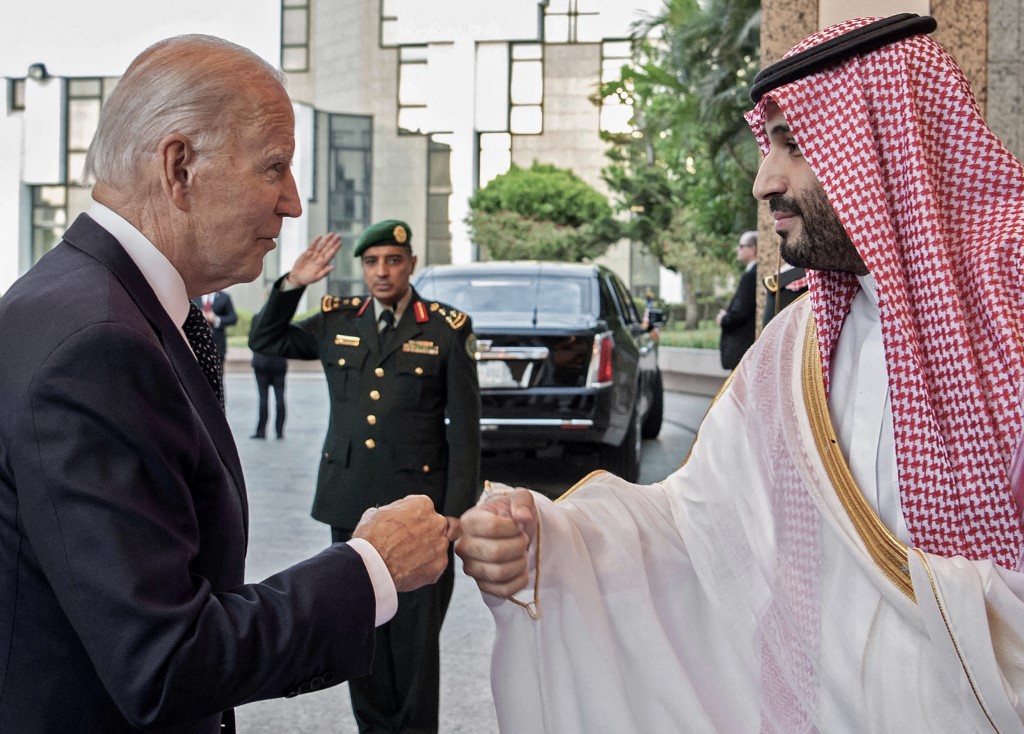 Joe Biden reuniéndose con el príncipe heredero Mohamed Bin Salman. (AFP / Archivo)