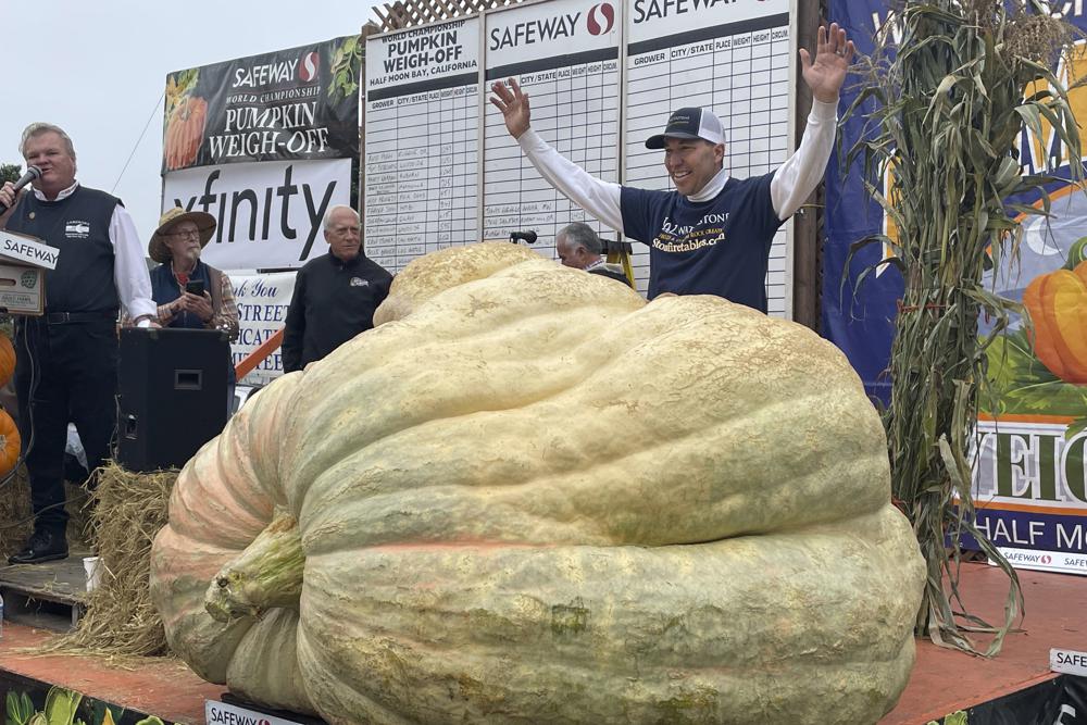 Travis Gienger de Anoka, Minnesota, está detrás de su calabaza ganadora en el 49o Campeonato Mundial de Pesaje de Calabazas en Half Moon Bay, Californ