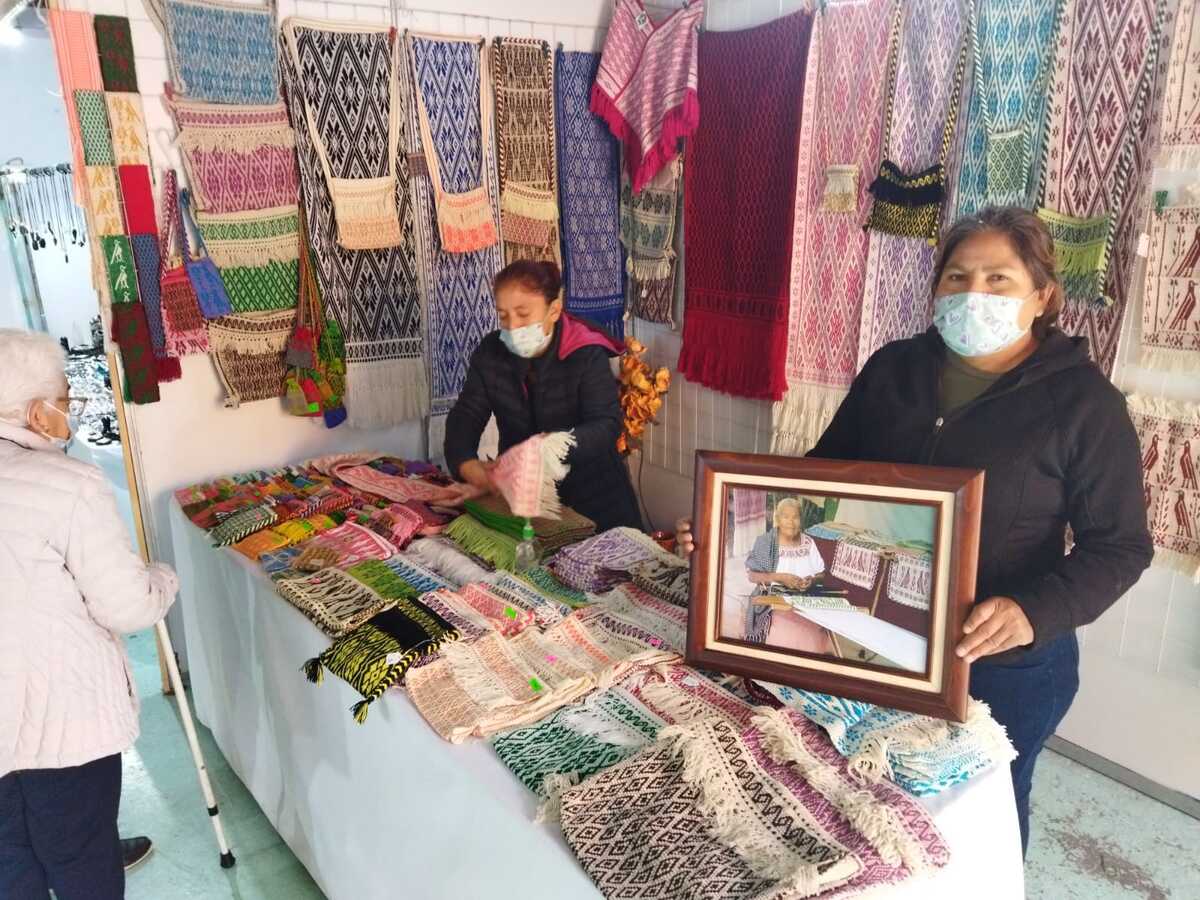 Virginia continúa la tradición familiar del bordado prendas que vende en el Pabellón artesanal de la Feria (Elizabeth Hernández)