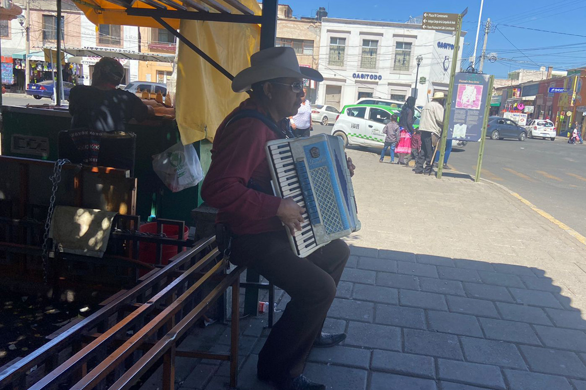 "La canasta básica ya subió bastante": Luis Gurrola, músico ambulante en Durango. | Especial
