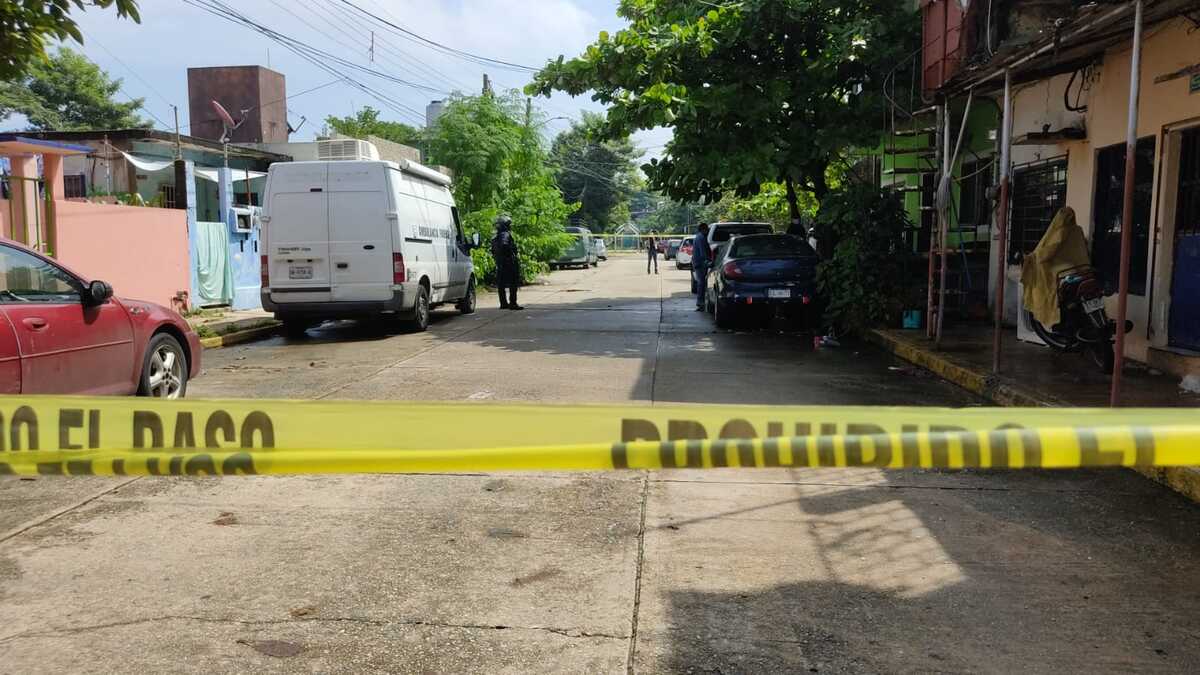 Elementos de la Fisaclía de Veracruz acordonaron el área. (Fluvio Martínez)