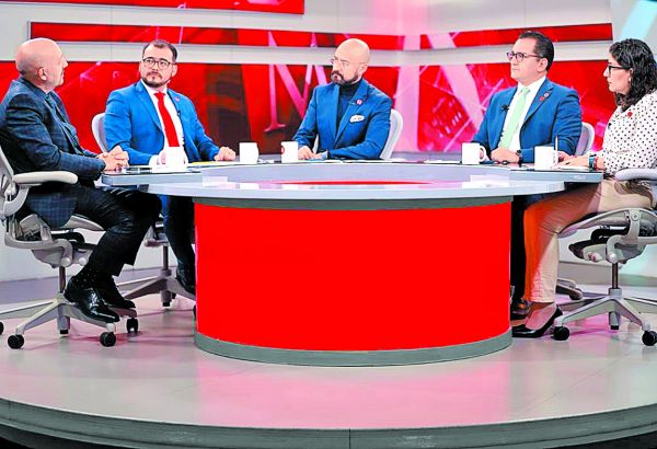 Especialistas y representantes de la iniciativa privada en el debate. Naomi Antonio