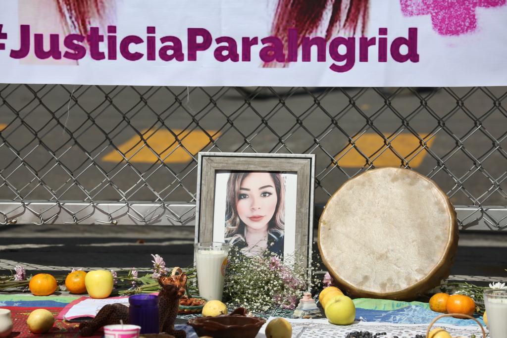Fotos de Ingrid Escamilla colocadas afuera del reclusorio Oriente, donde se llevó a cabo la audiencia. (Ariel Ojeda)