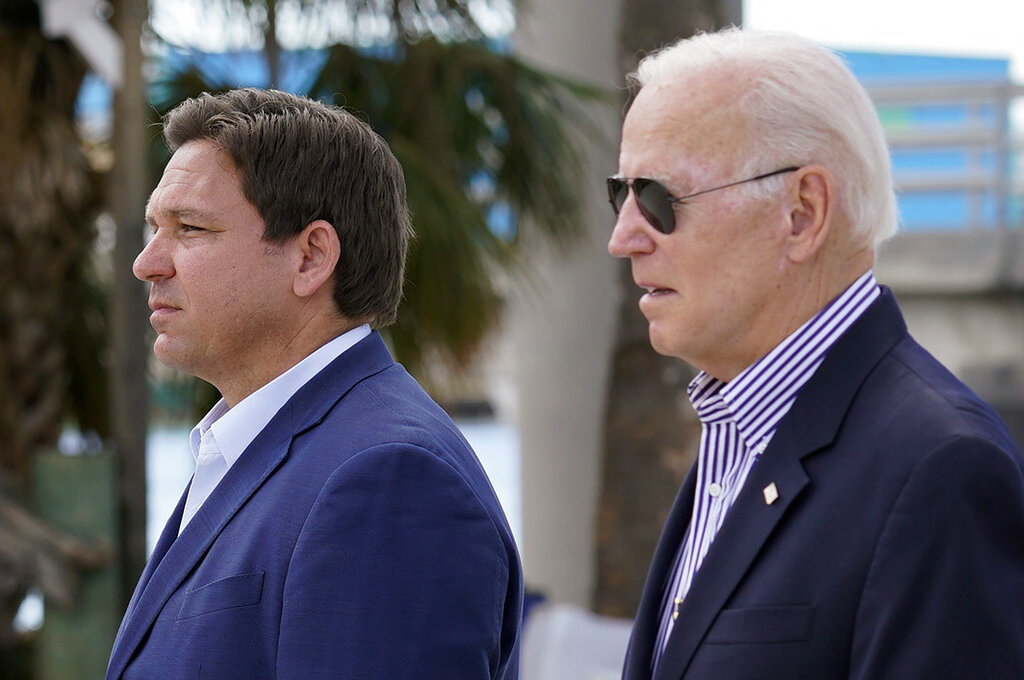 El gobernador de Florida, Ron DeSantis, junto al presidente de Estados Unidos, Joe Biden. (AP)