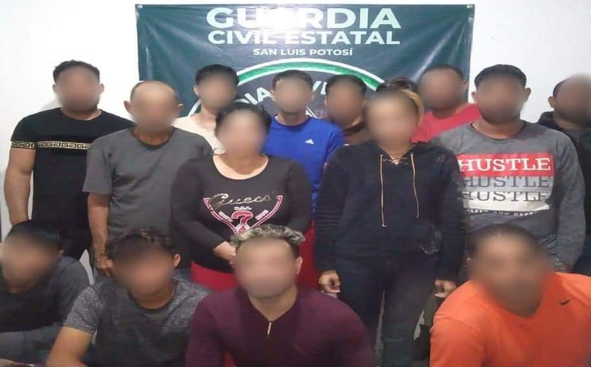 La Guardia Civil Estatal logró rescatar a 12 hombres y 2 mujeres de nacionalidad cubana.