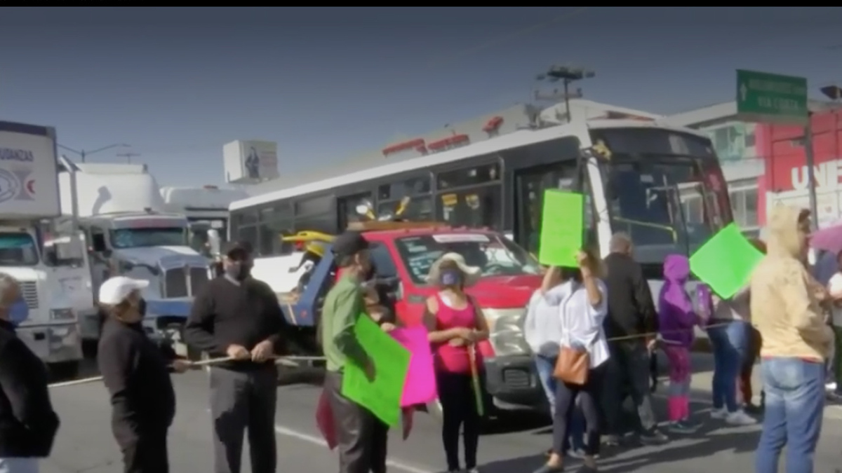 Vecinos bloquean carretera por falta de agua en Edomex