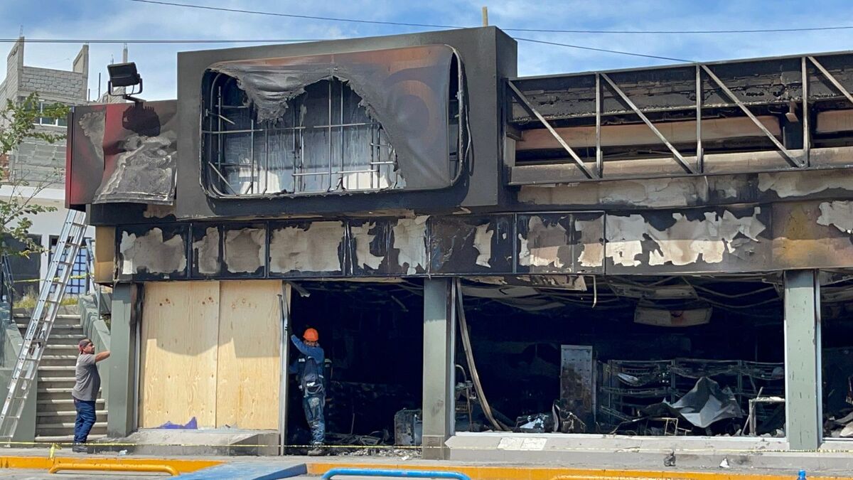 Vecinos de la colonia "Las Joyas" en León, Guanajuato, reportaron al 9-1-1, el incendio del Oxxo en la avenida principal, pasadas las 7 de la tarde.