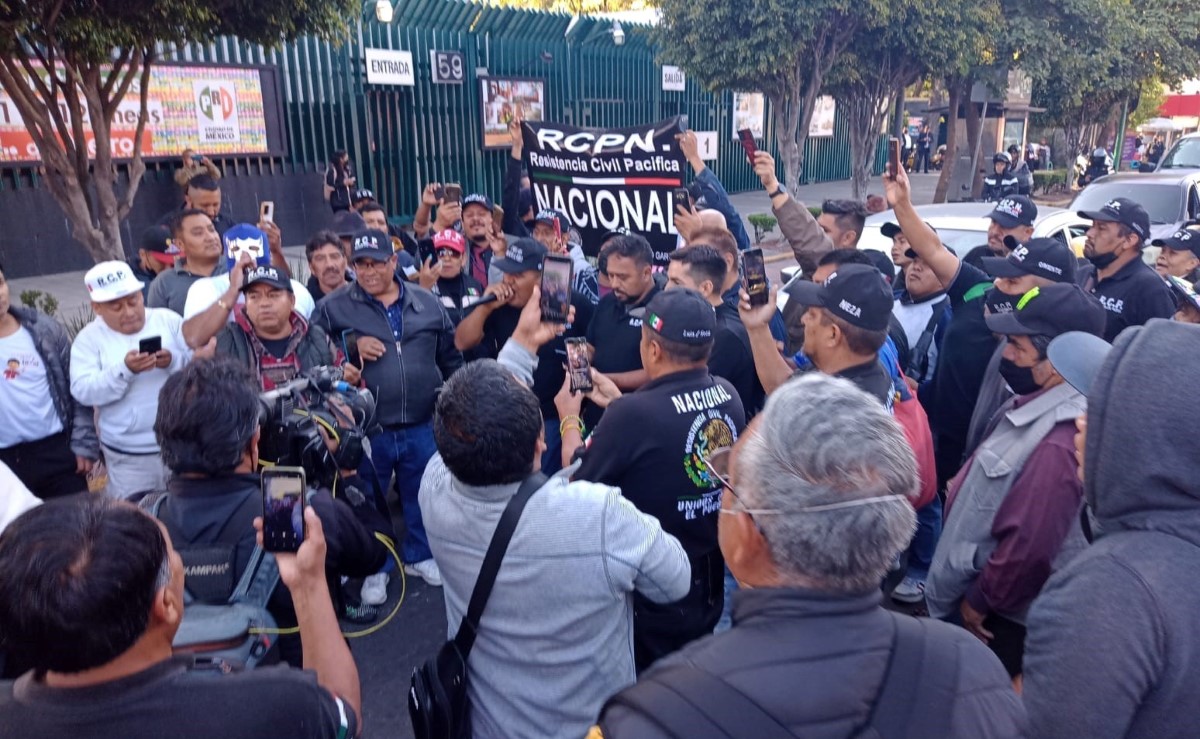 Los activistas iniciaron su marcha en la sede del PRI. | César Velázquez