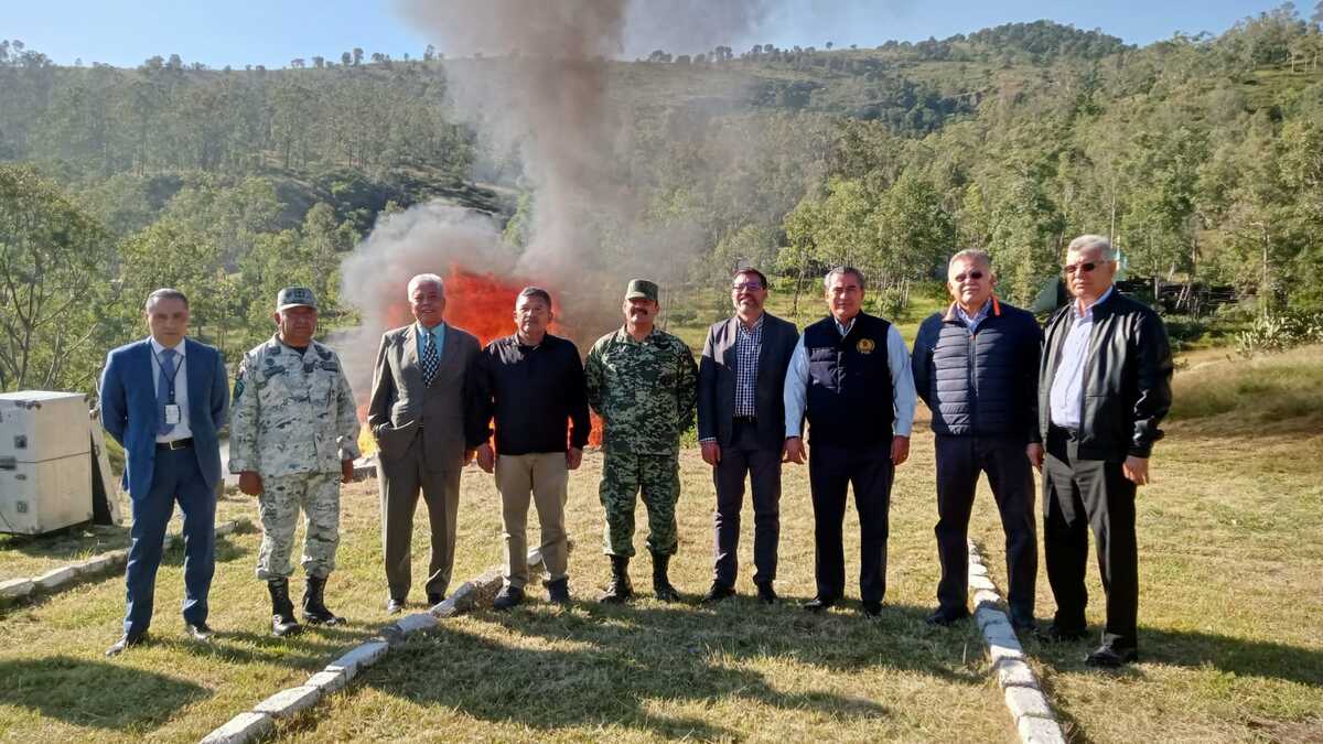 Autoridades de la 21 Zona Militar supervisaron la quema de las drogas. (Especial)