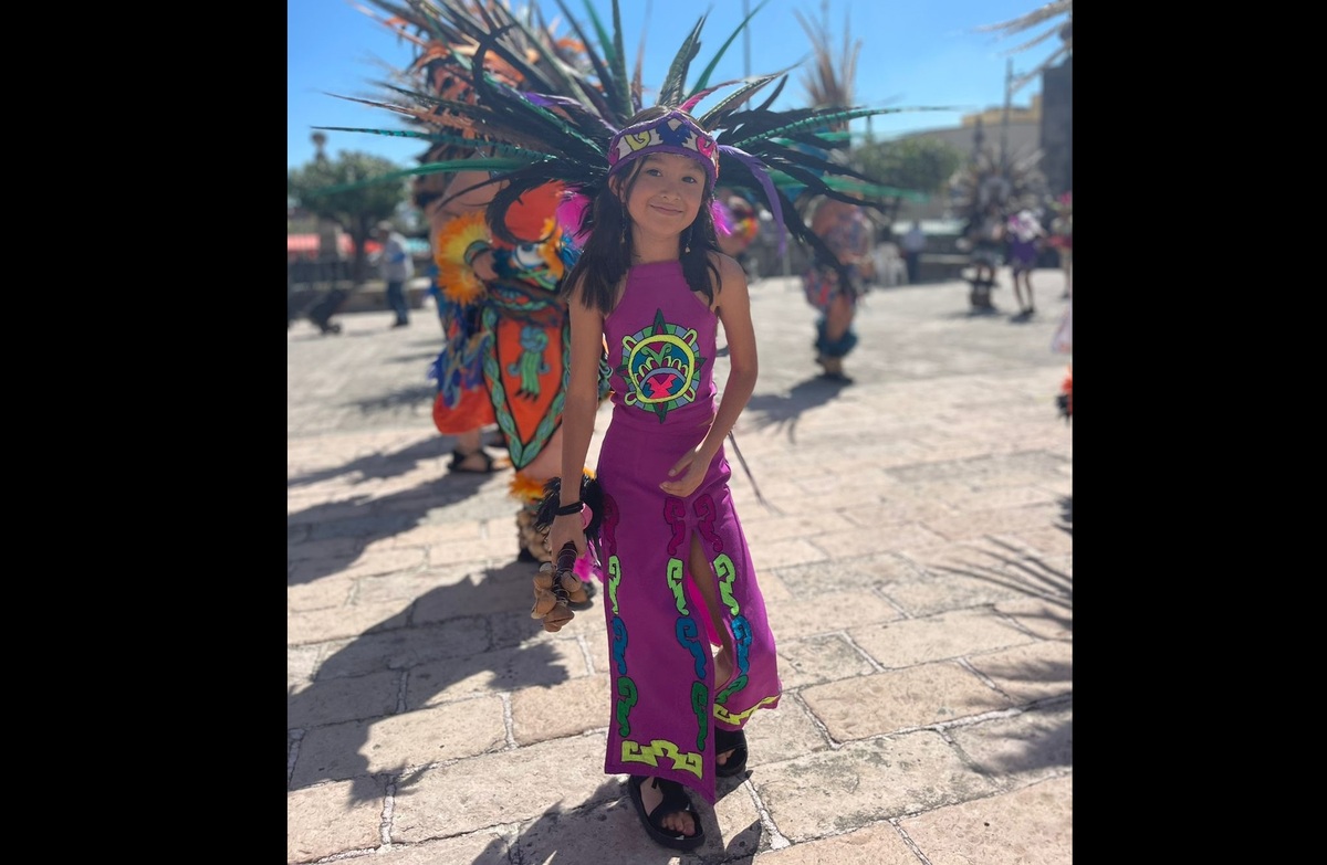 Carolina cumplió su suelo de danzar junto a sus abuelos para la Virgen de Zapopan. (Karla Rodríguez)