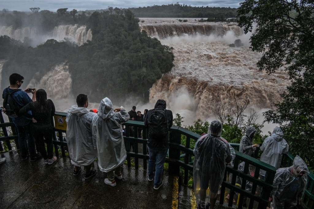 Las Cataratas del Iguazú "son testigos del aumento extraordinario de su caudal, que incrementó diez veces su promedio habitual".