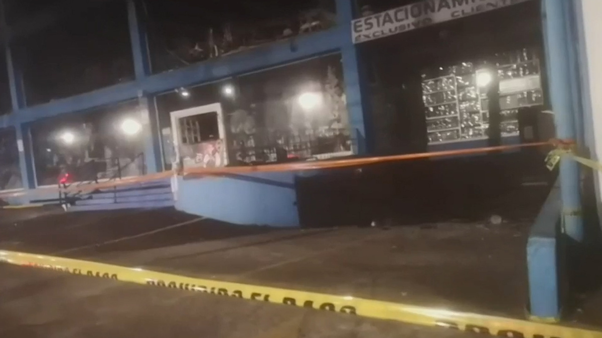 Continúan los trabajos de peritaje tras incendio en edificio de antigüedades en CdMx
