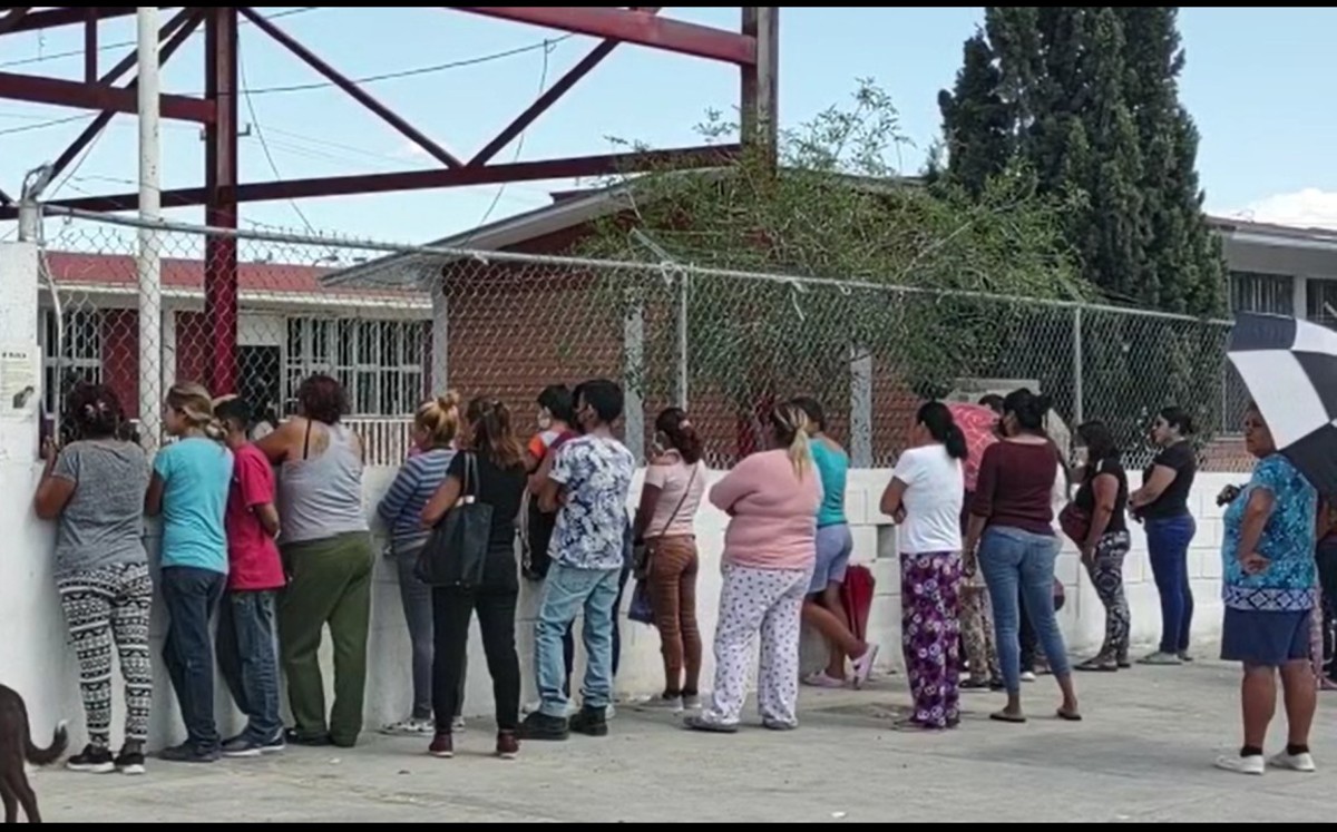Padres de familia acudieron al plantel escolar Maestros Coahuilenses. (Especial)
