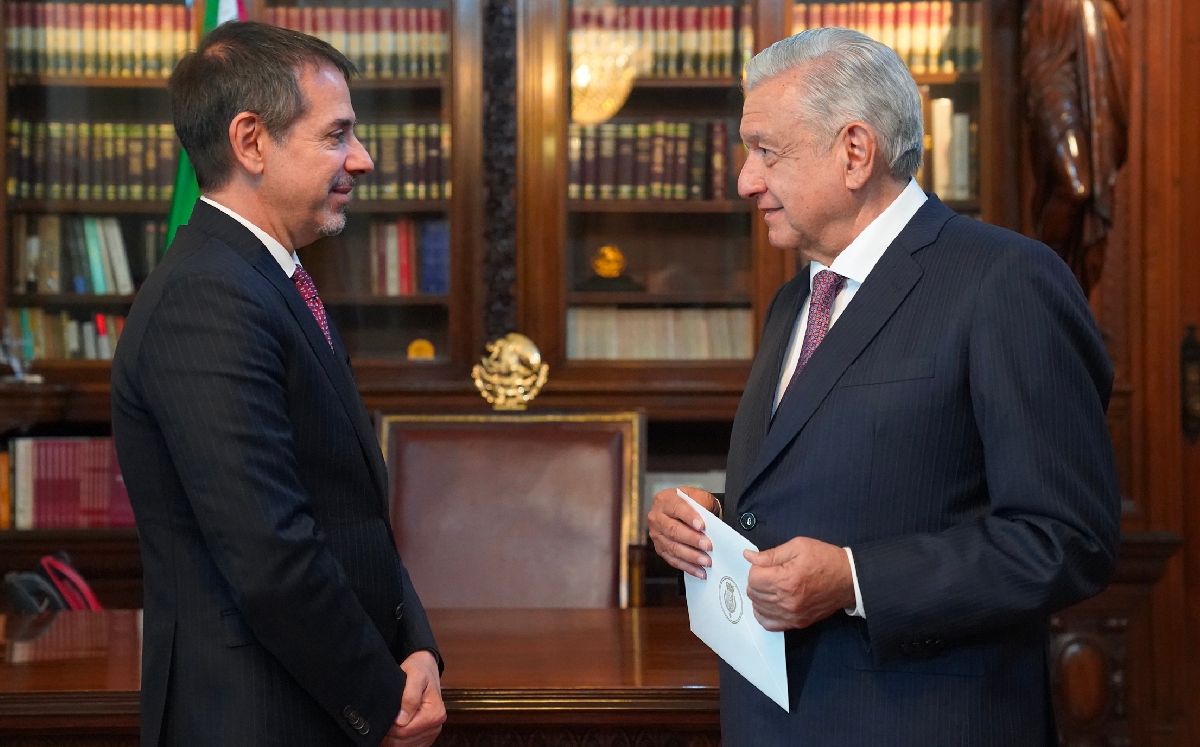 El Presidente recibió al embajador de España en México en Palacio Nacional. | @lopezobrador_