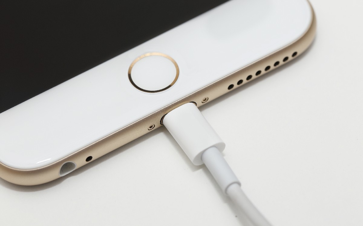 Un tribunal concluyó que Apple impone al consumidor la compra obligatoria de adaptadores de cargador. (Foto: Shutterstock)
