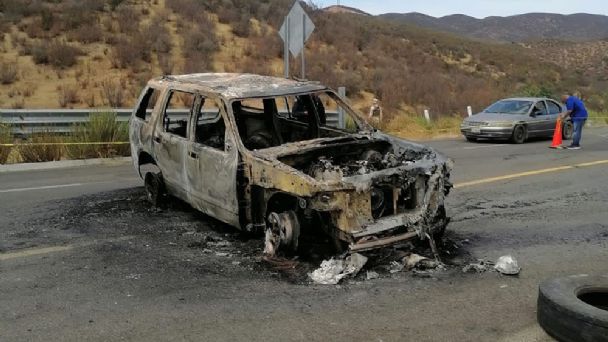 El vehículo fue incendiado en la carretera Ensenada-Valle de Guadalupe. (Especial)