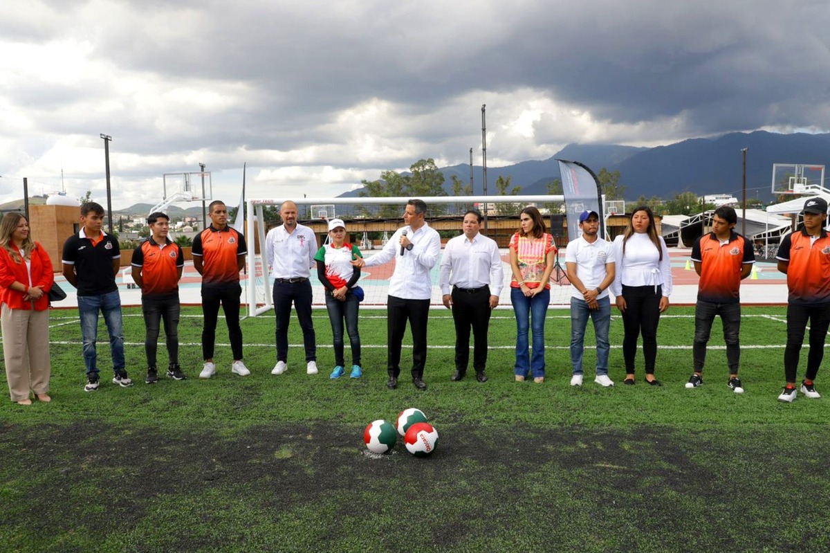 Alejandro Murat realizó el tiro de balón con el que quedó inaugurado esta área deportiva. | Especial