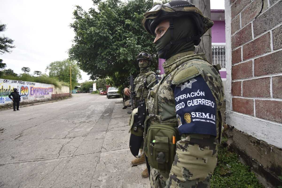 Elementos del Ejército vigilan la comunidad. (Rogelio Agustín)