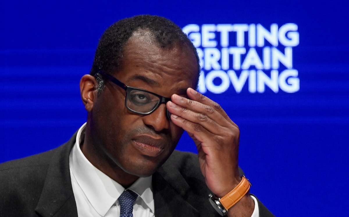 Kwasi Kwarteng ajusta sus gafas en conferencia anual del Partido Conservador del Reino Unido en Birmingham. Octubre de 2022. Foto: (Reuters)