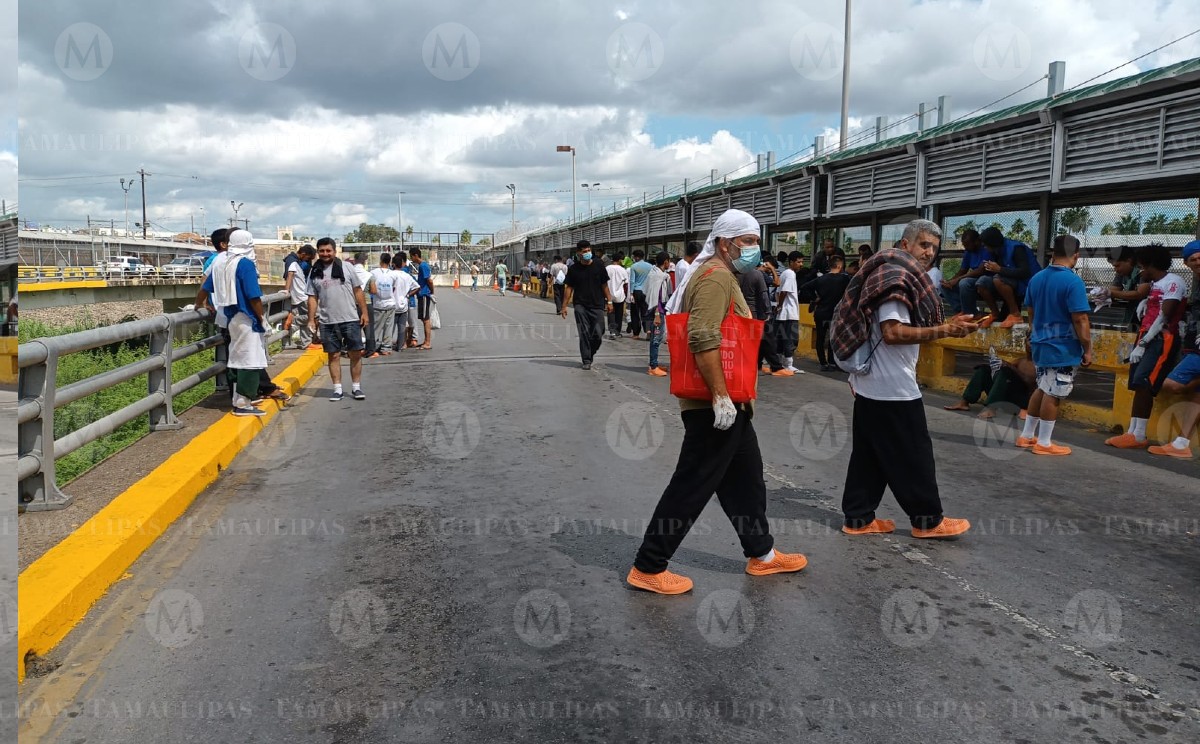 Migrantes bloquean cruce fronterizo entre México y Estados Unidos. (Javier Hernández)