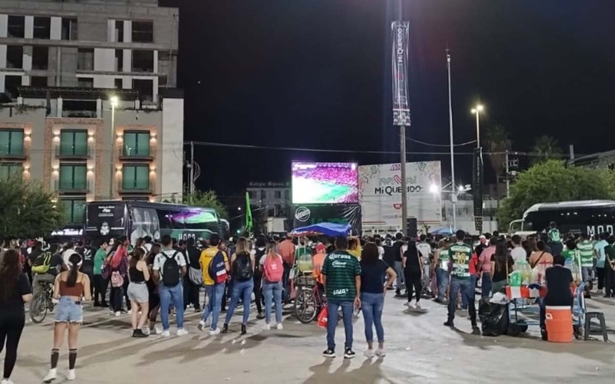 Torreón montan pantalla gigante en plaza mayor para juego de Santos