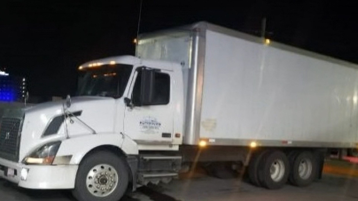 Detienen a chofer que viajaba con más de 200 migrantes en su tráiler, en Puebla