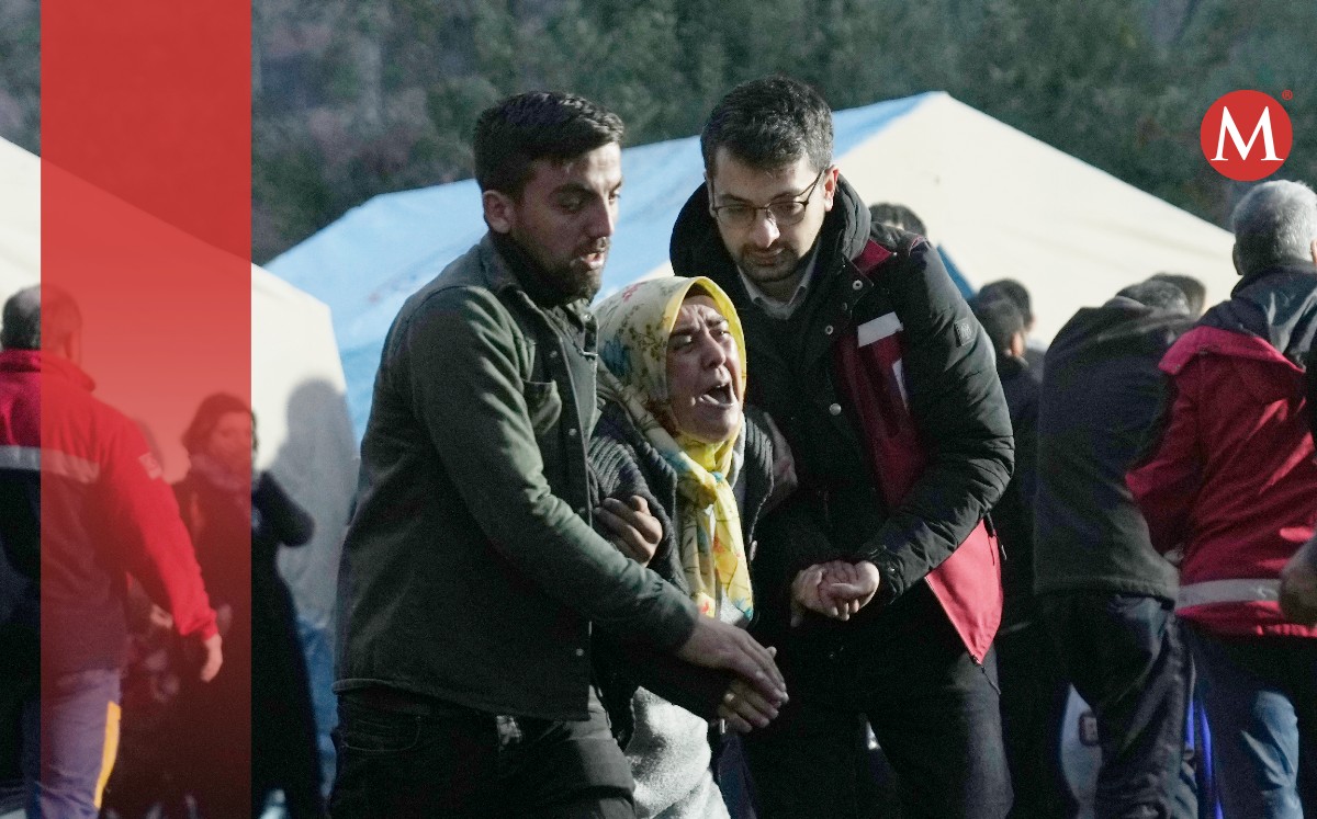 Familiar de un minero desaparecido en el exterior de la mina en Turquía | AP