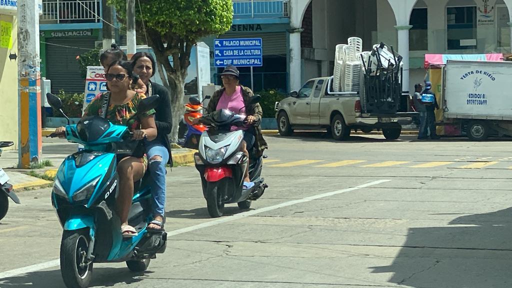 La mayoría de las personas no usan casco. (Isabel Zamudio)