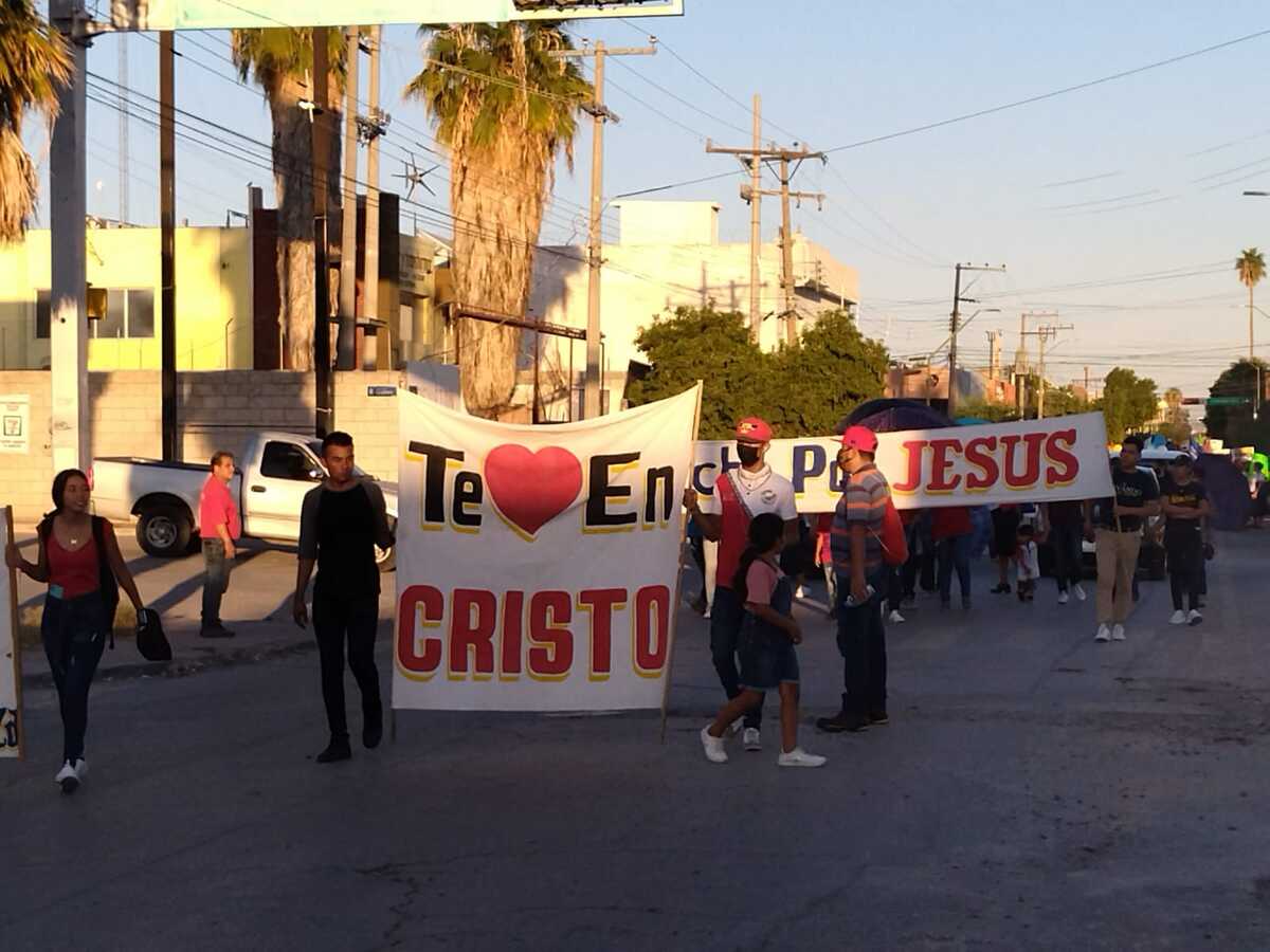 La marcha inició alrededor de las 18:00 horas de este sábado a las afueras del Estadio Revolución.