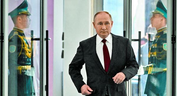El presidente ruso entra a una reunión de mandatarios en Astaná, Kazajistán. Reuters