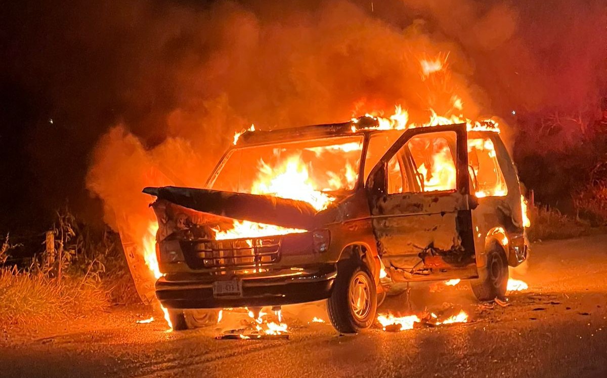 Salvan a niño y a su abuelo tras incendiarse camioneta en carretera de Salinas Victoria / Especial