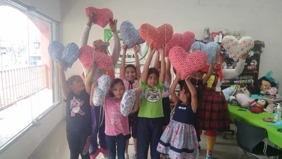En Tamaulipas, niños realizan corazones oncológicos para mujeres recién operadas
