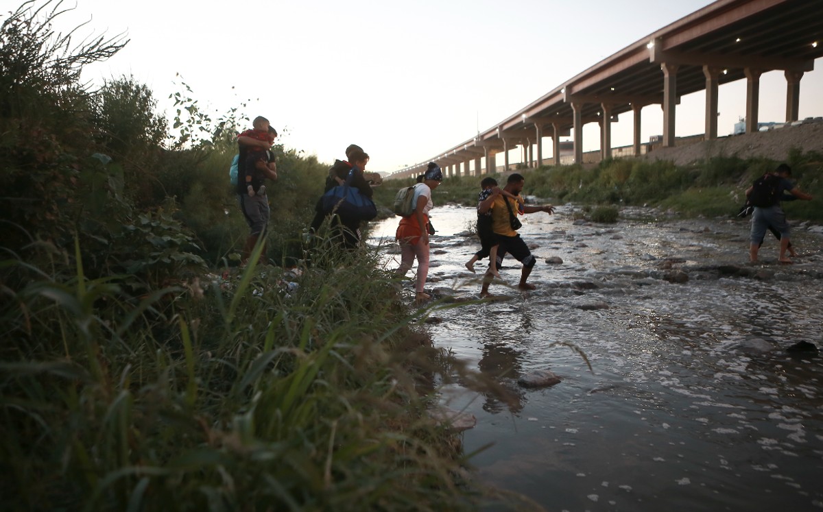 Migrantes venezolanos cruzan el Río Bravo hacia la frontera de Estados Unidos para entregarse a la patrulla fronteriza. | AP