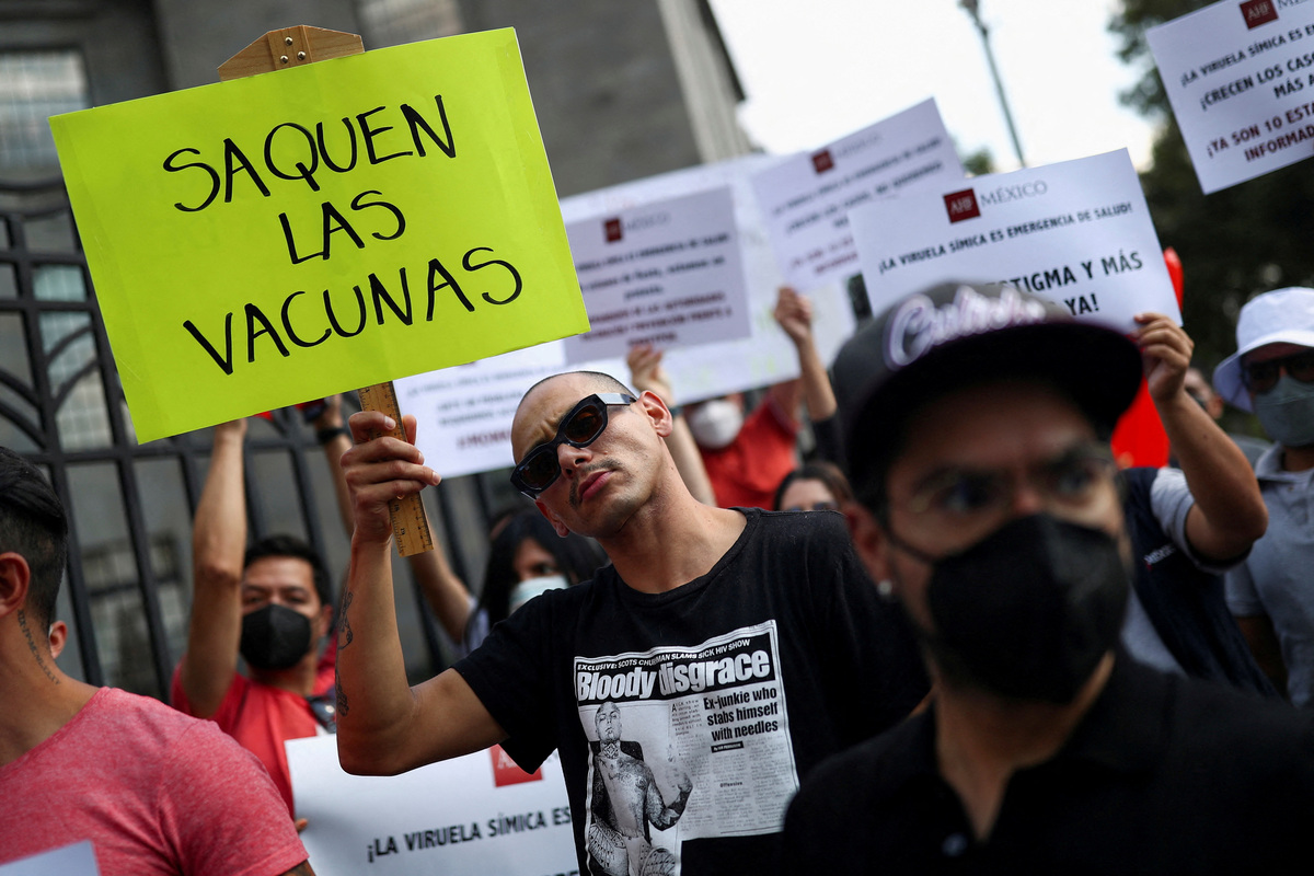 Activista manifestándose para pedir vacunas | Reuters