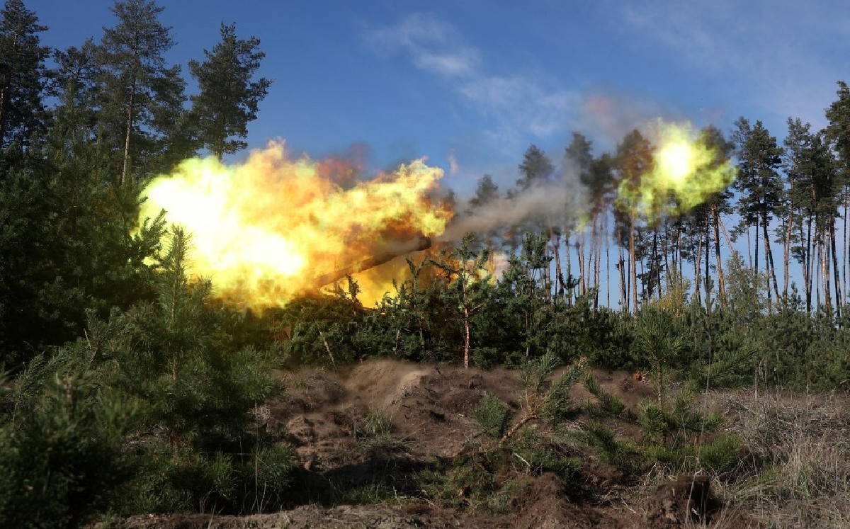 Artilleros ucranianos disparan desde su posición en la región de Kharkiv, Ucrania. (Foto: AFP)