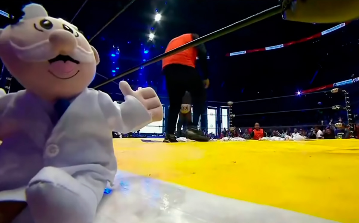 Dr. Simi organiza concurso de baile durante evento de lucha libre en la Triple A