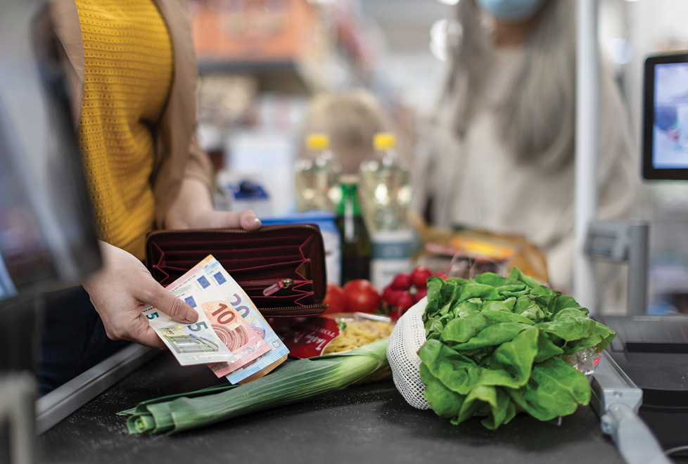 El Fondo Monetario Internacional espera que la inflación global suba hasta 8.8% este año, afectando los bolsillos de las personas