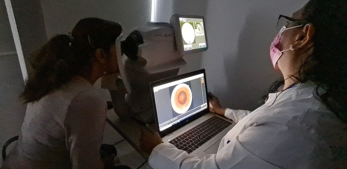 Paciente con doctora realizando una foto del fondo ocular (Cortesía)
