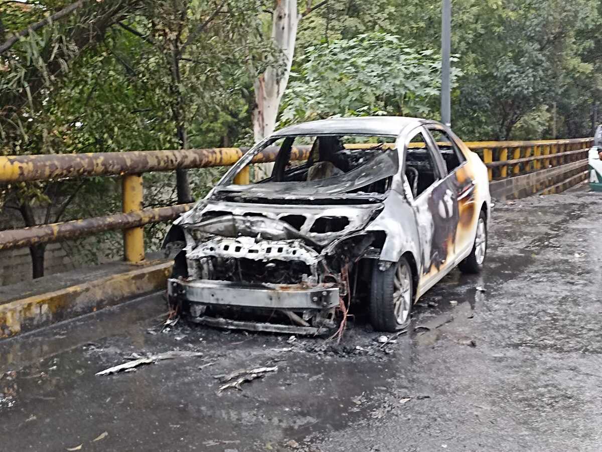 Auto se incendia en las calles de la alcaldía Gustavo A. Madero | Enrique Luna