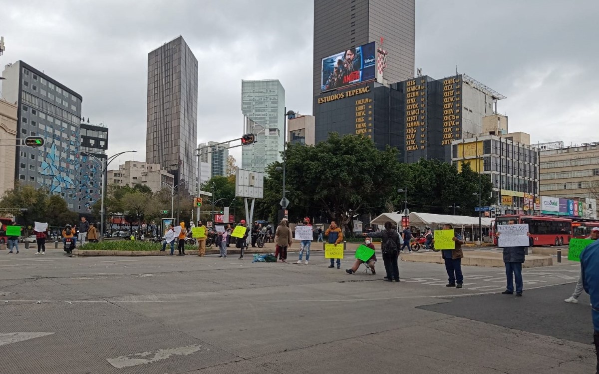Los comerciantes bloquearon por varios minutos el cruce de Reforma e Hidalgo. | César Velázquez