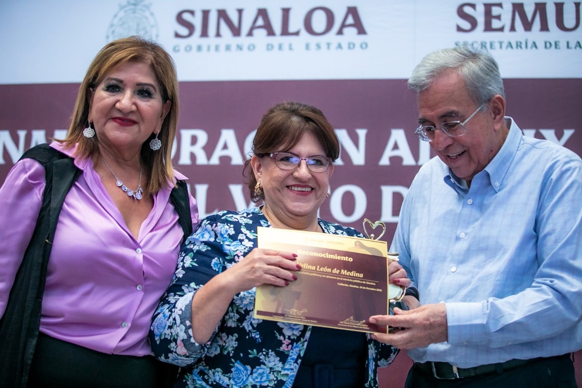 El gobernador entrega los reconocimientos a las servidoras públicas. (Especial)