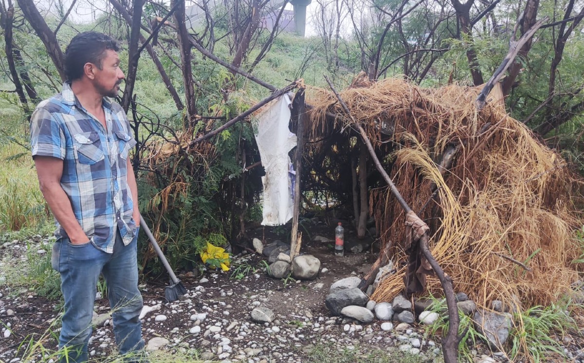 Hombre se resguarda del frío en choza del río Santa Catarina / Francisco Zúñiga Esquivel