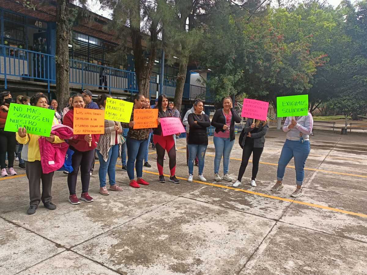 Padres de familia de la escuela primaria Ignacio Ramírez ubicada en Tlaquepaque, se manifestaron. (Josefina Ruíz)